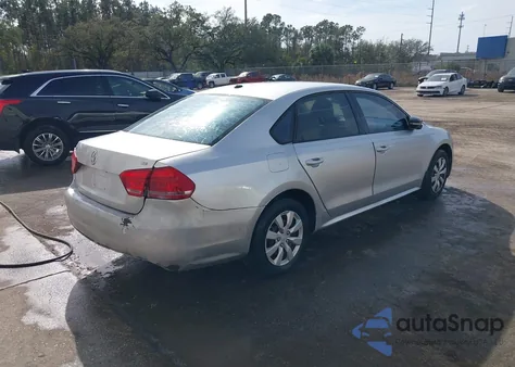 2014 Volkswagen Passat 2.5L S z USA, uszkodzony, nr VIN 1VWAH7A31EC017598